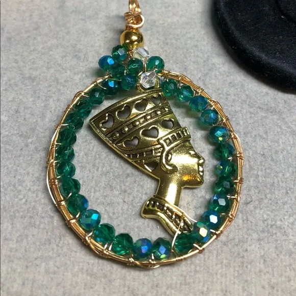 Nefertiti pendant in a wire frame with Czech crystals - Picture 3 of 6